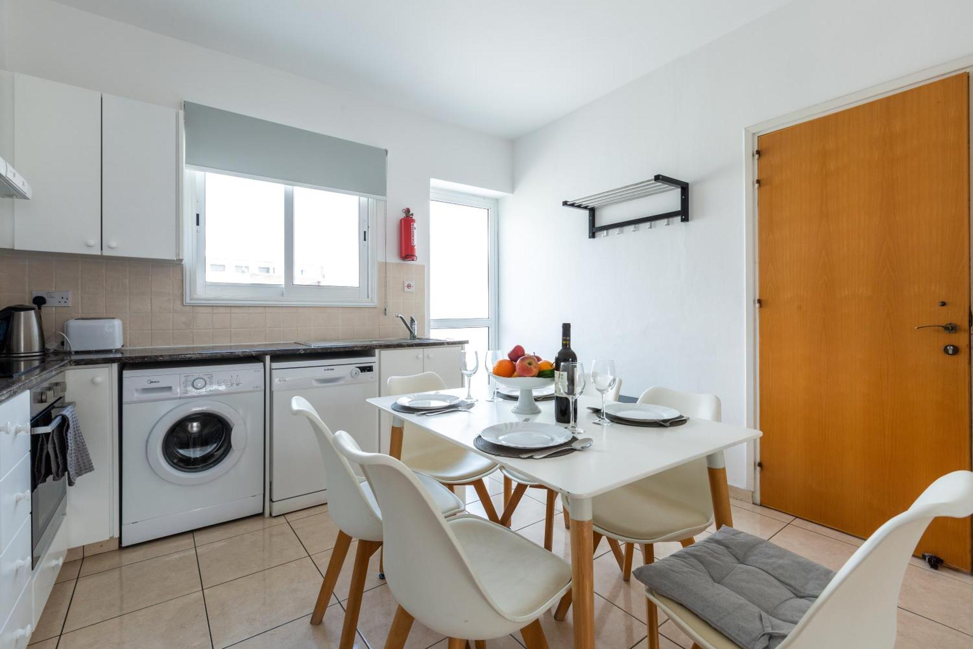 Beautiful 2 Bed Apartment In Paphos Cyprus Exterior photo